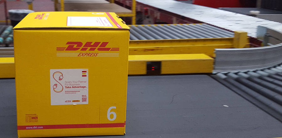 Paquete de DHL en cinta transportadora